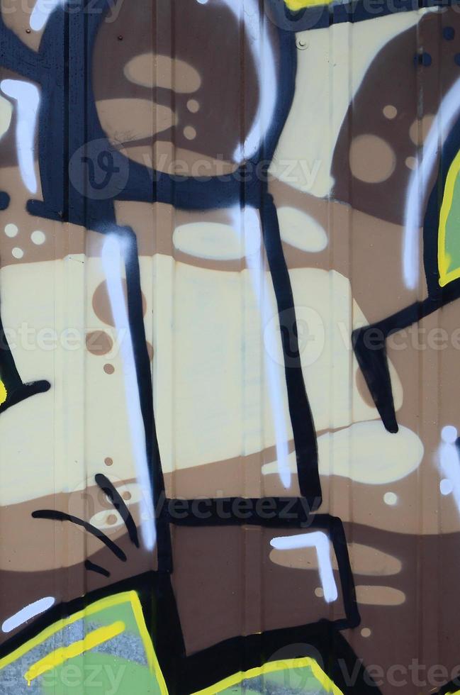 fragment av graffiti ritningar. de gammal vägg dekorerad med måla fläckar i de stil av gata konst kultur. färgad bakgrund textur foto