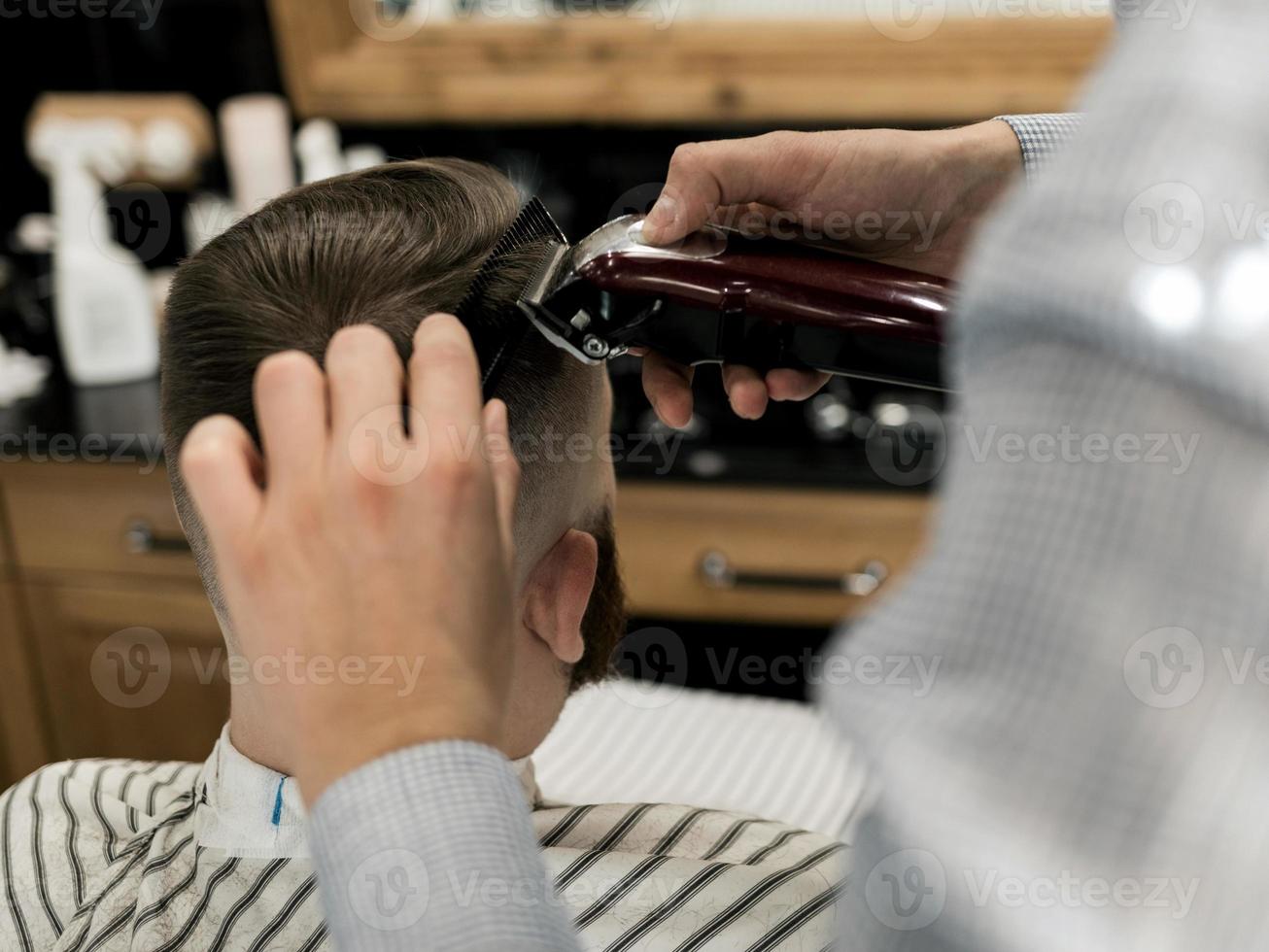 hipster man besöker hårstylist foto