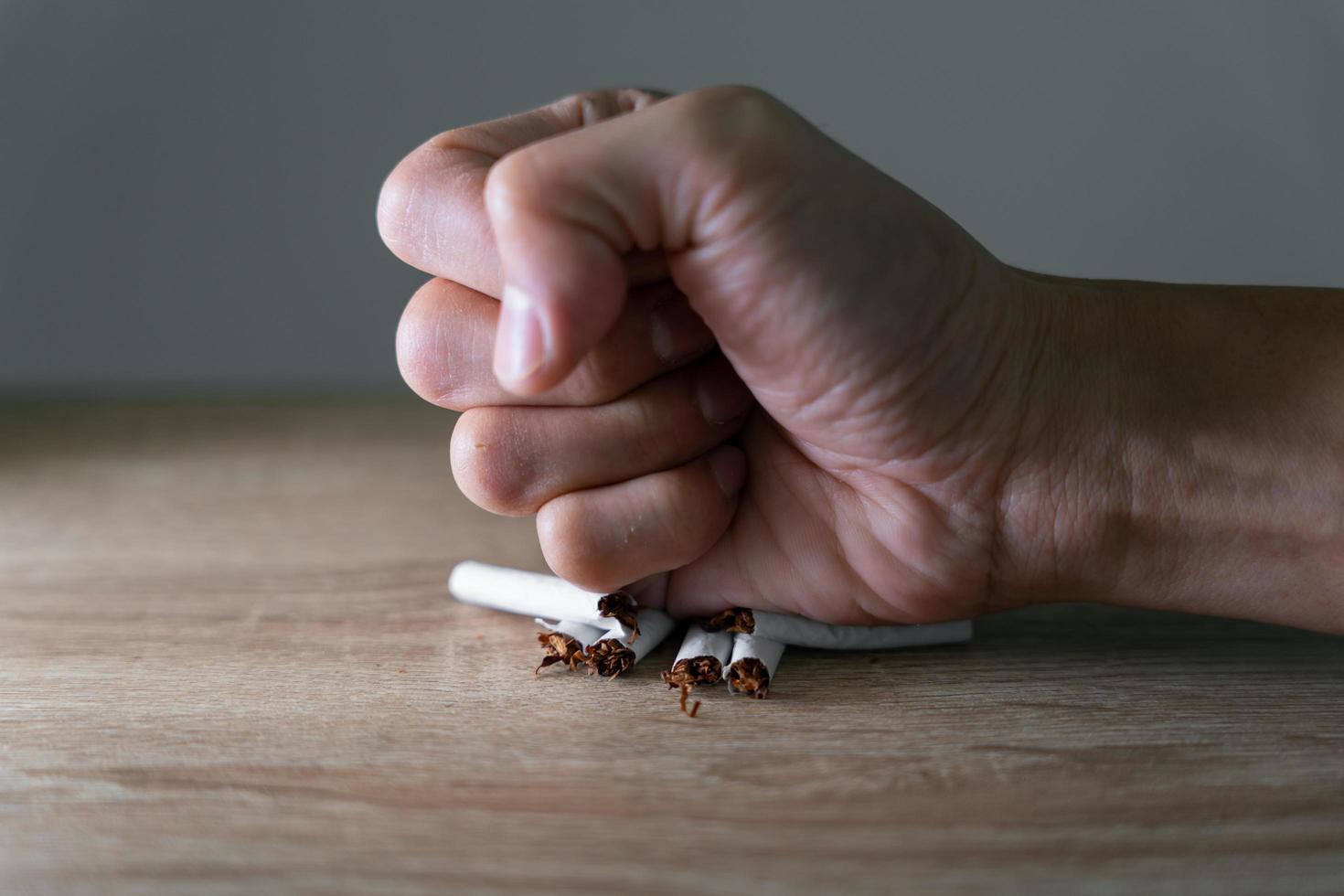 man sluta rök, förstöra och smash på cigarett. wold tobak dag och sluta rök. lunga cancer, andningsorgan, emfysem , kardiovaskulär sjukdom, lung- sjukdom, lunginflammation, narkotisk, nikotin effekt foto