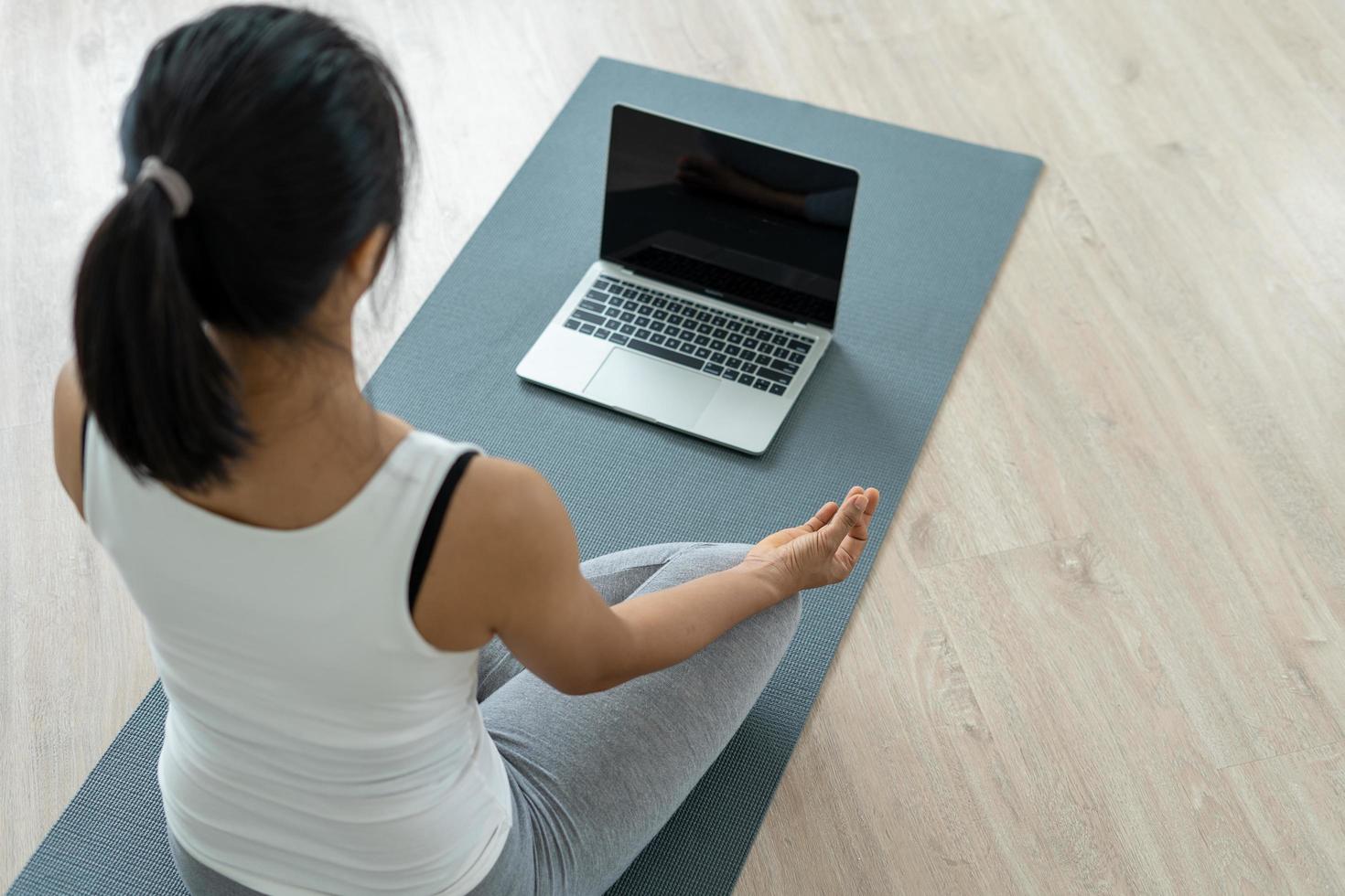 kvinna praktiserande meditera på de parkera. asiatisk kvinna håller på med övningar i morgon. balans, rekreation, avslappning, lugna, Bra hälsa, Lycklig, koppla av, friska livsstil, minska påfrestning, fredlig, attityd foto