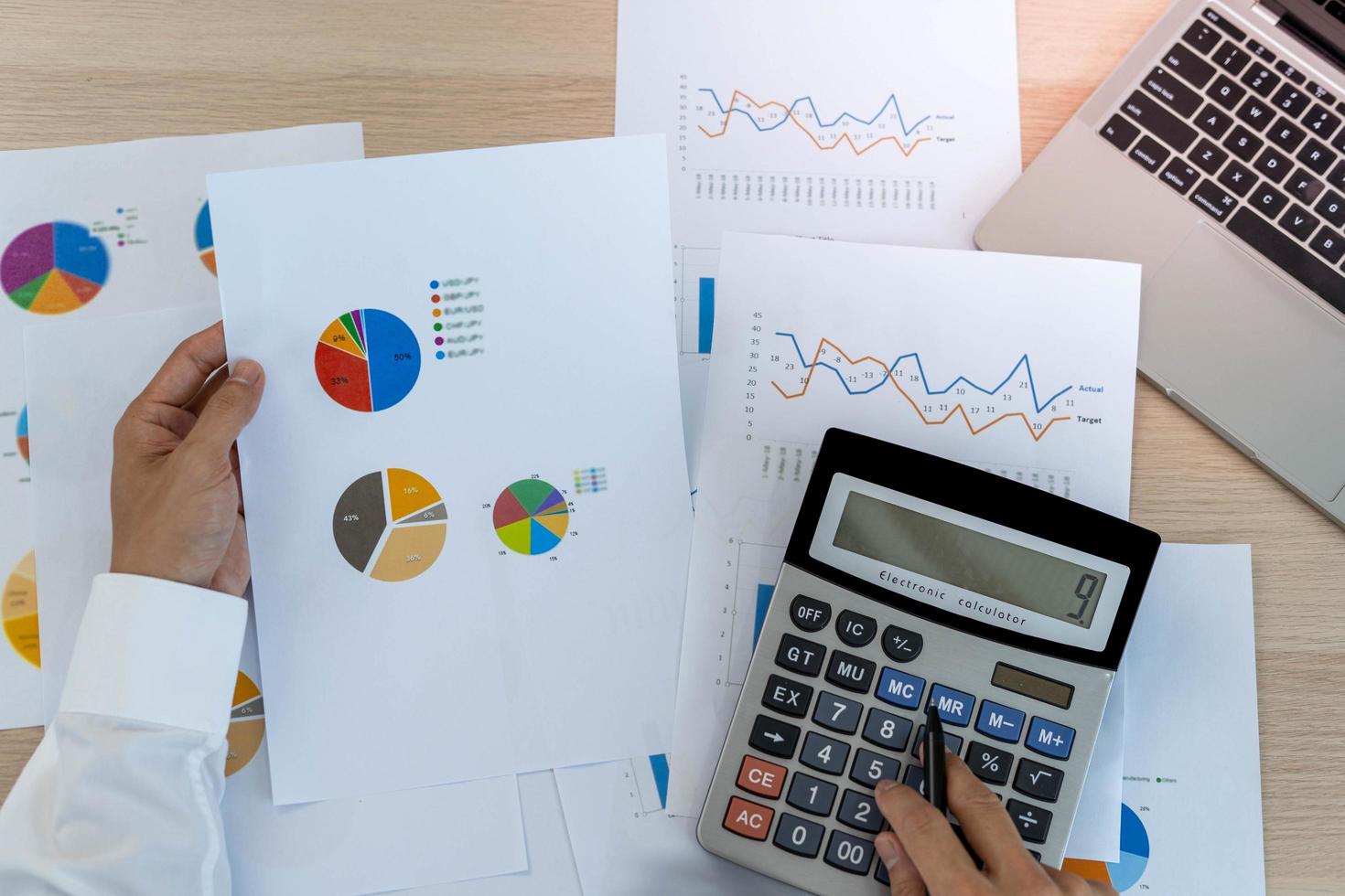 företag män ser på diagram, kalkylblad, Graf finansiell utveckling, Bank konton, statistik, ekonomi, data analys, investering analys, stock utbyte, ränta priser, inkomst foto