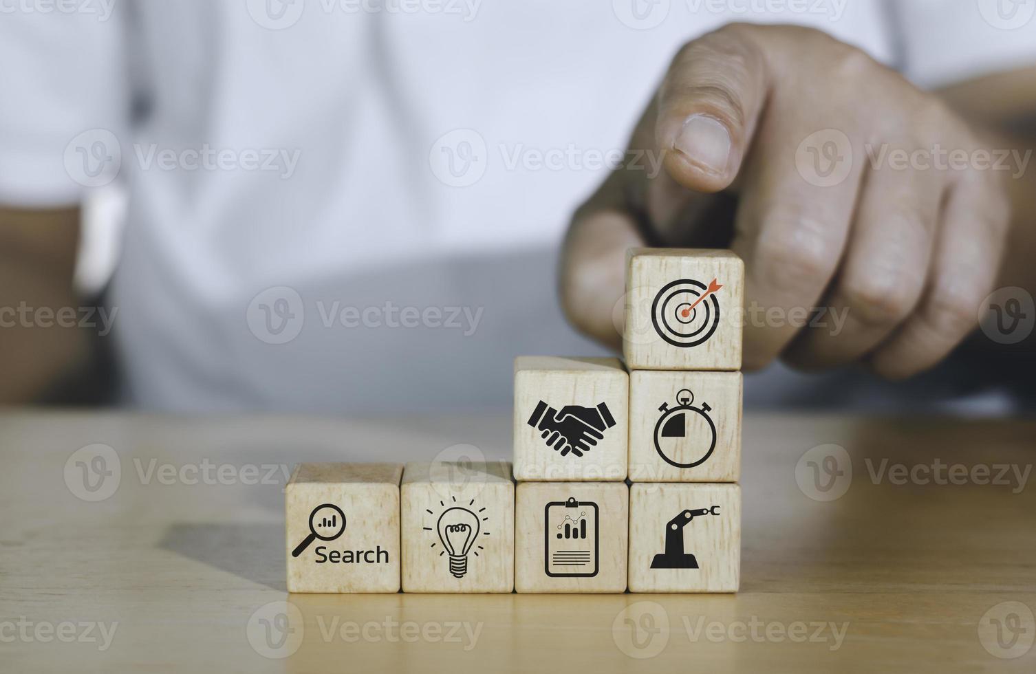begrepp av företag strategi eller e-handel med handla ikoner på trä- kuber mot blå bakgrund. företag prestation mål och tillväxt Framgång mål begrepp. foto