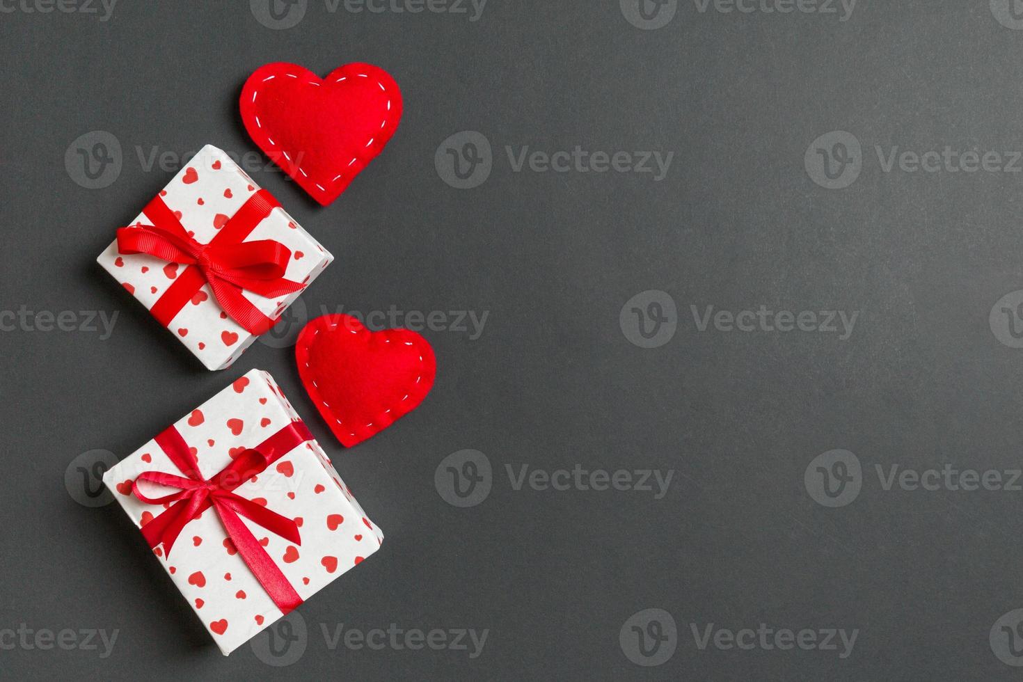 Semester sammansättning av gåva lådor och röd textil- hjärtan på färgrik bakgrund med tömma Plats för din design. topp se av hjärtans dag begrepp foto