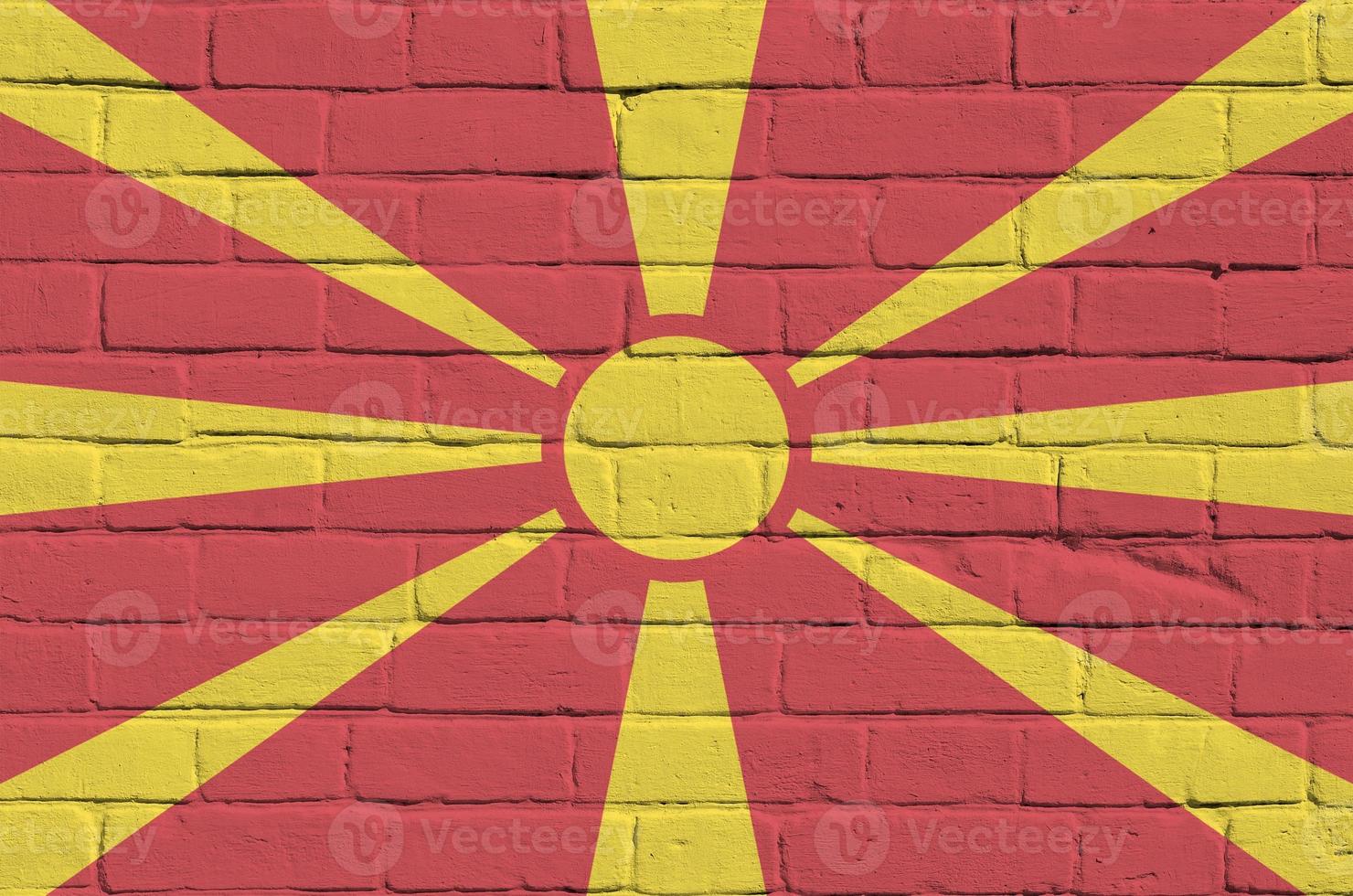 macedonia flagga avbildad i måla färger på gammal tegel vägg. texturerad baner på stor tegel vägg murverk bakgrund foto