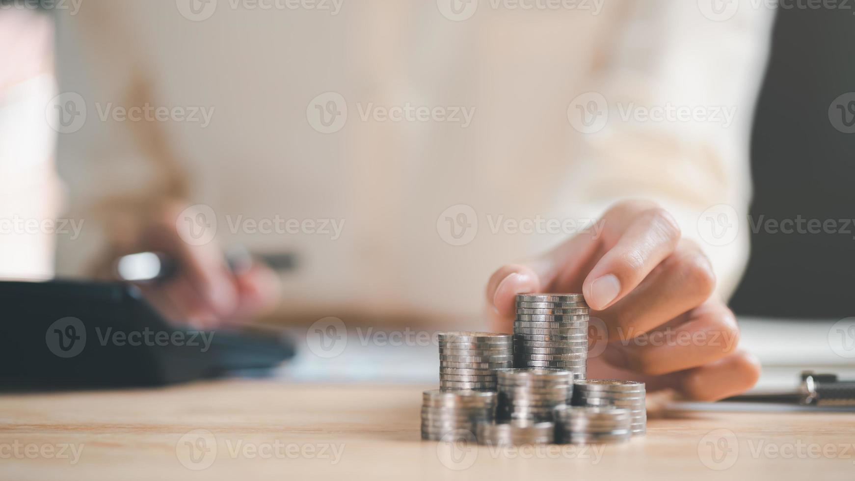 man och lugg av mynt, investering lån begrepp till bygga bostads- hem, verklig egendom företag, investering besparingar, bolån och Bank lån, framtida pensionering planera, intressera tillväxt, besparing pengar foto