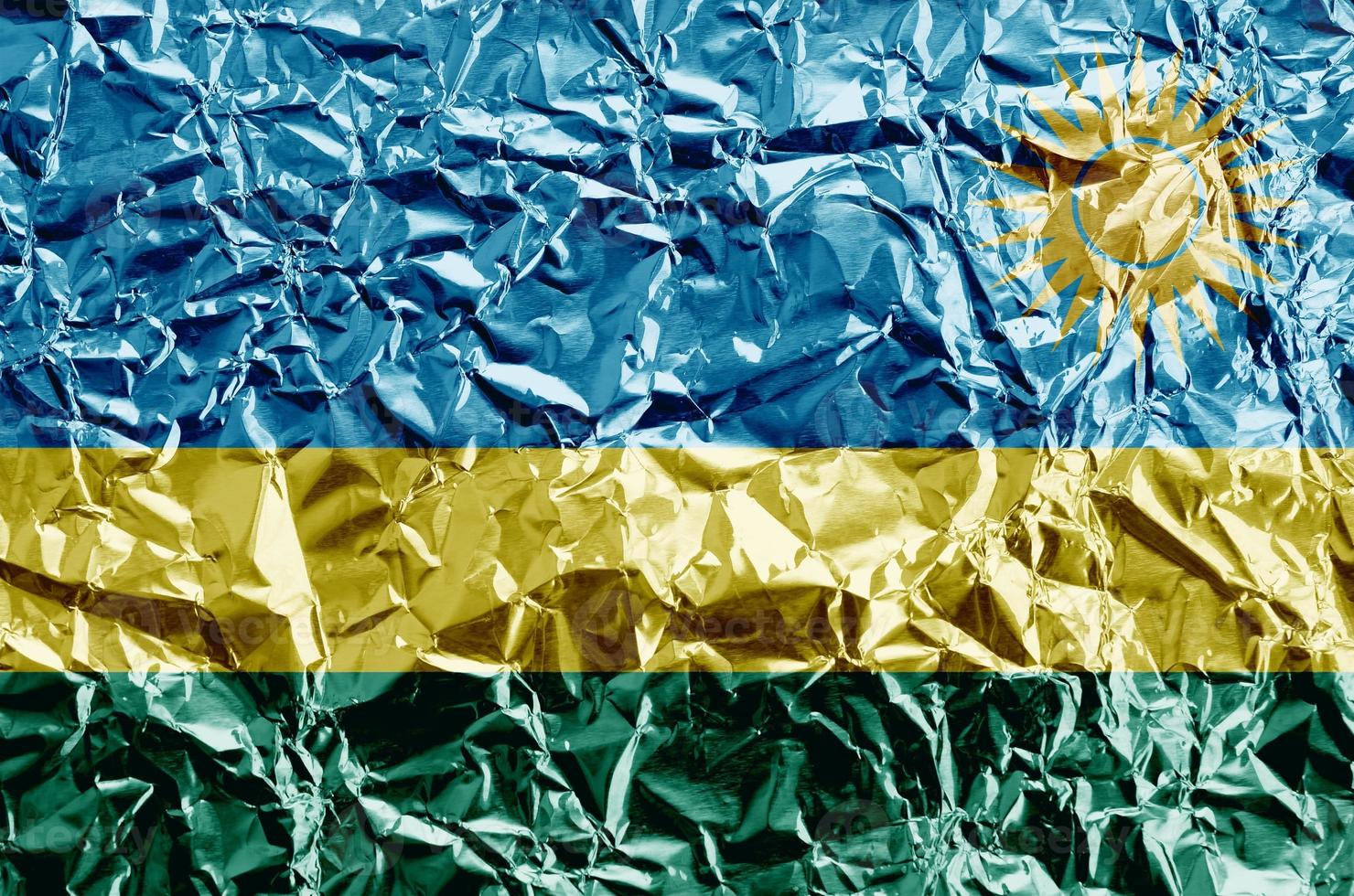 rwanda flagga avbildad i måla färger på skinande skrynkliga aluminium folie närbild. texturerad baner på grov bakgrund foto