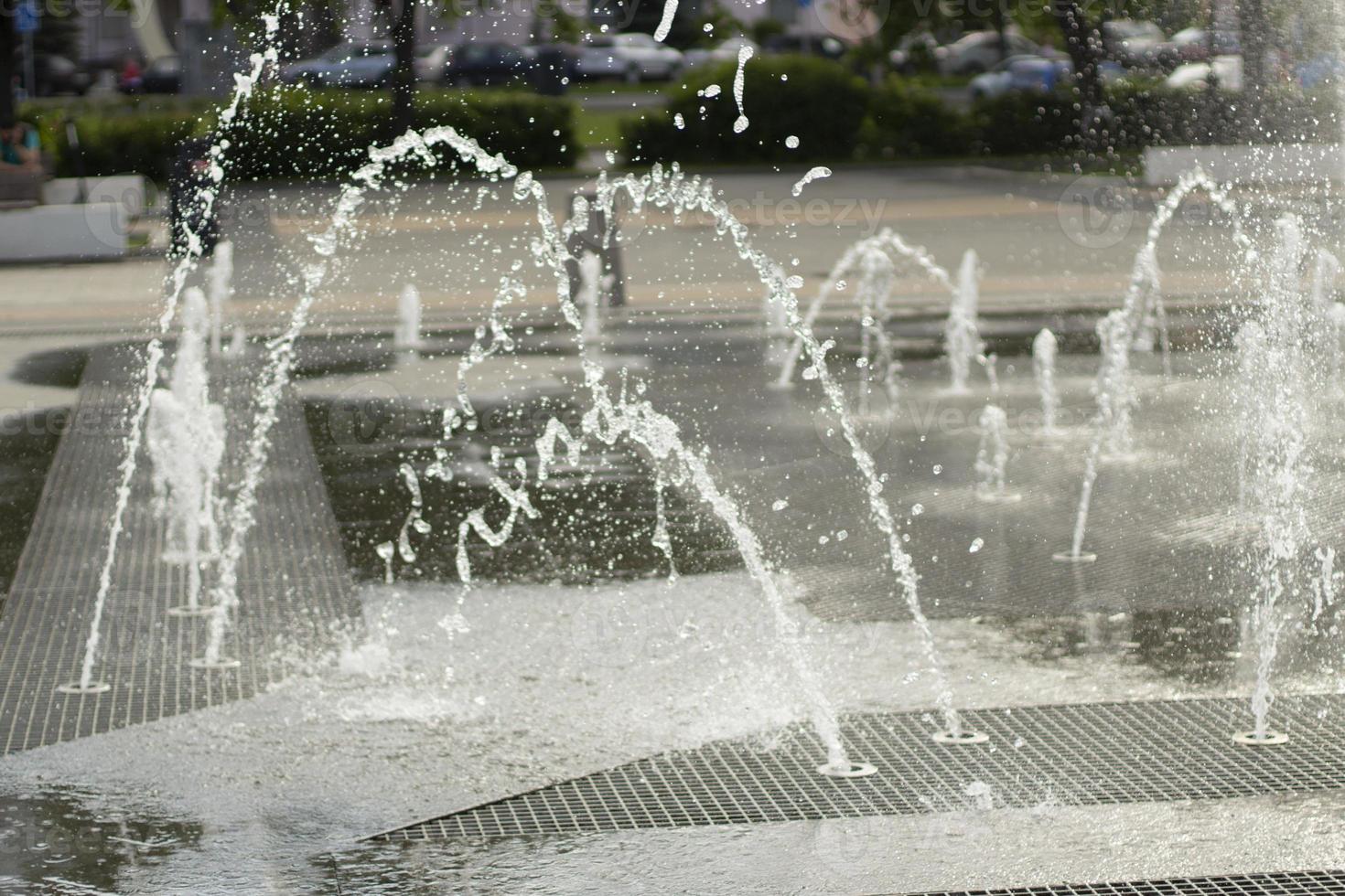 fontän i stad. stad fontän på fyrkant. spray av vatten. foto