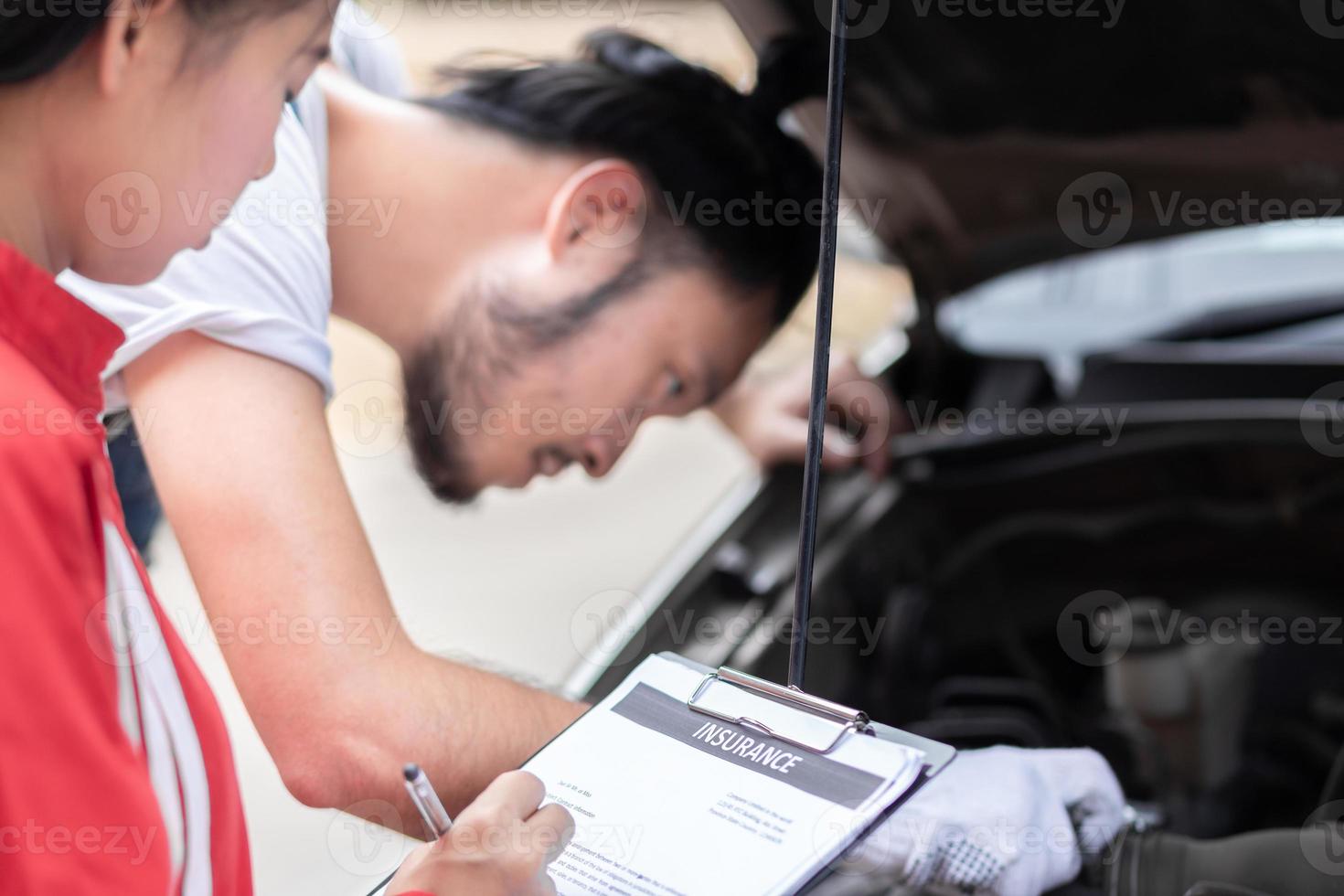 bil fast, reparera och service bil motor begrepp med särskild mekanisk ingenjör fast och underhåll bil på hans garage foto
