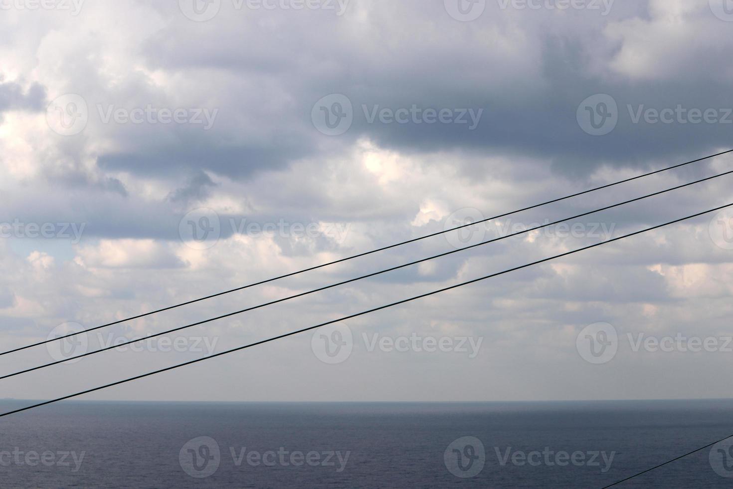 regn moln i de himmel över de medelhavs hav i nordlig israel. foto