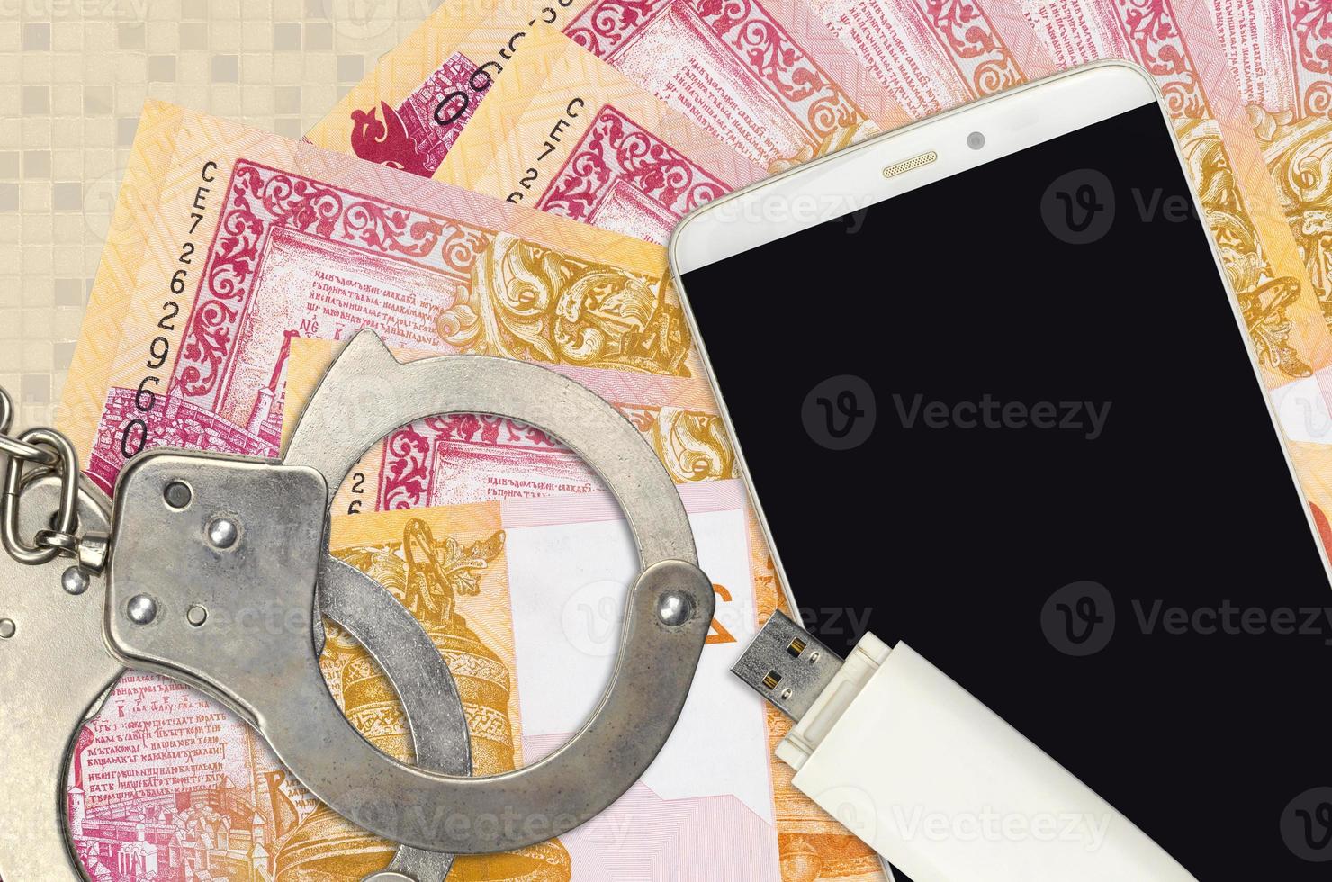 20 vitryska rubel räkningar och smartphone med polis handklovar. begrepp av hackare nätfiske attacker, olaglig lurendrejeri eller skadliga program mjuk distribution foto