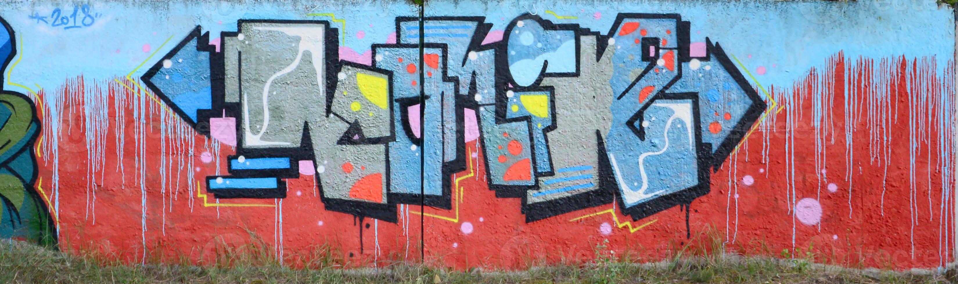 full och genomfört graffiti konstverk. de gammal vägg dekorerad med måla fläckar i de stil av gata konst kultur. färgad bakgrund textur foto