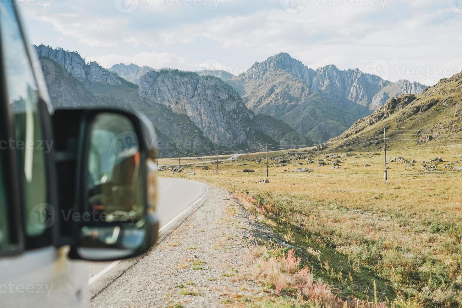 parkerad bil på bil väg mot skön berg landskap, chemalsky tarmkanalen, altai foto