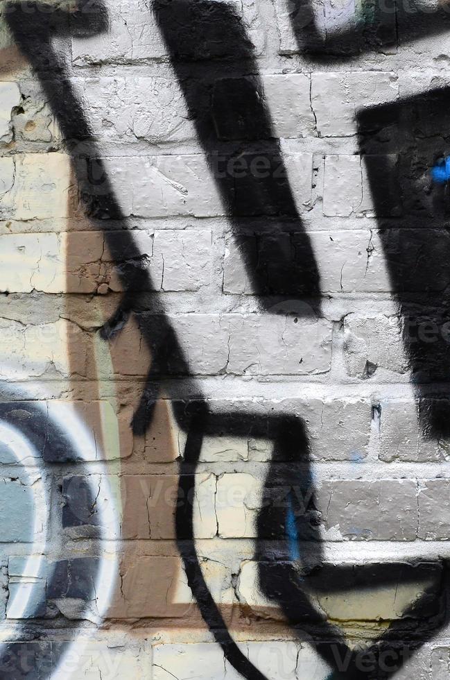 fragment av graffiti ritningar. de gammal vägg dekorerad med måla fläckar i de stil av gata konst kultur. färgad bakgrund textur foto