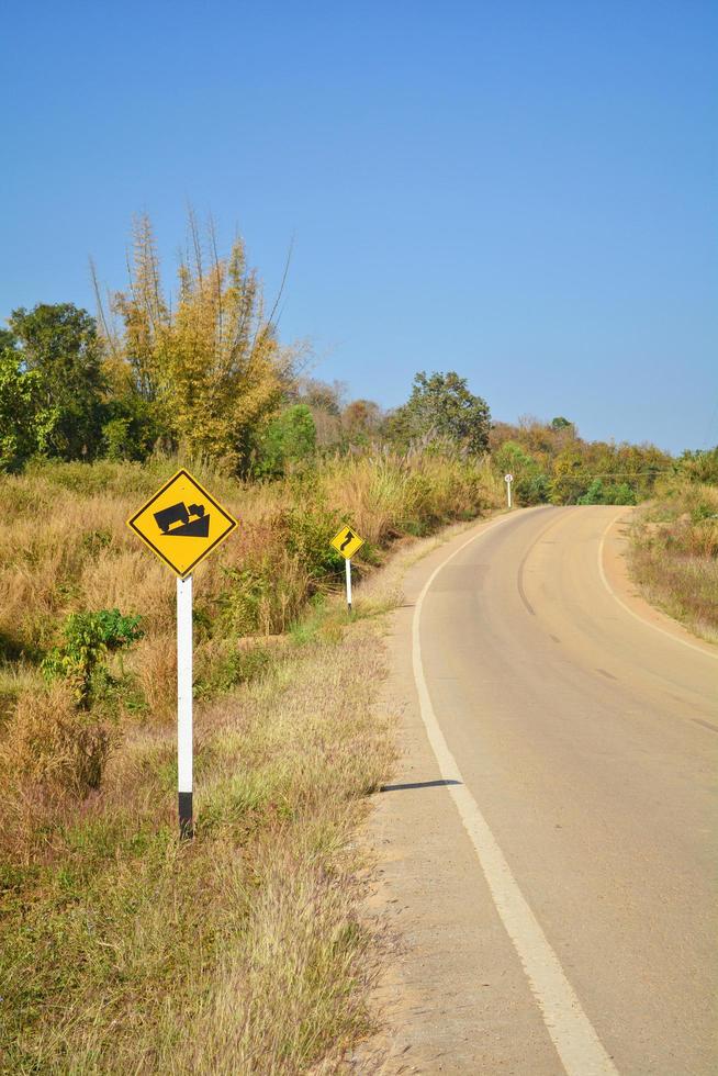 varning väg tecken uppför och väg kurva - brant kvalitet kulle trafik tecken foto