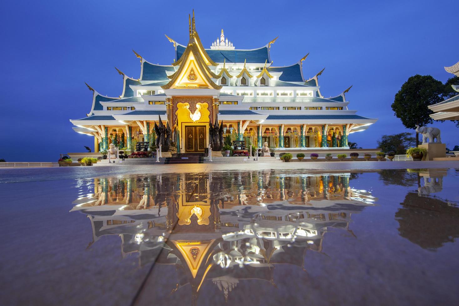 thai tempel skön på natt skymning blå himmel och ljus reflektera på golv foto