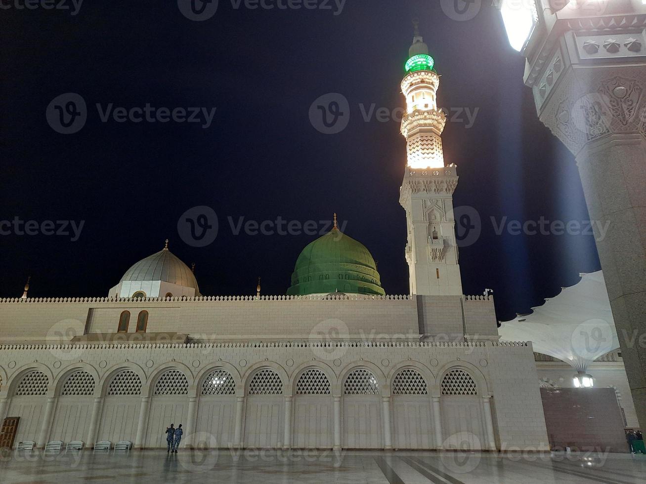 skön se av masjid al-nabawi, medina, saudi arabien i nattlampor. foto