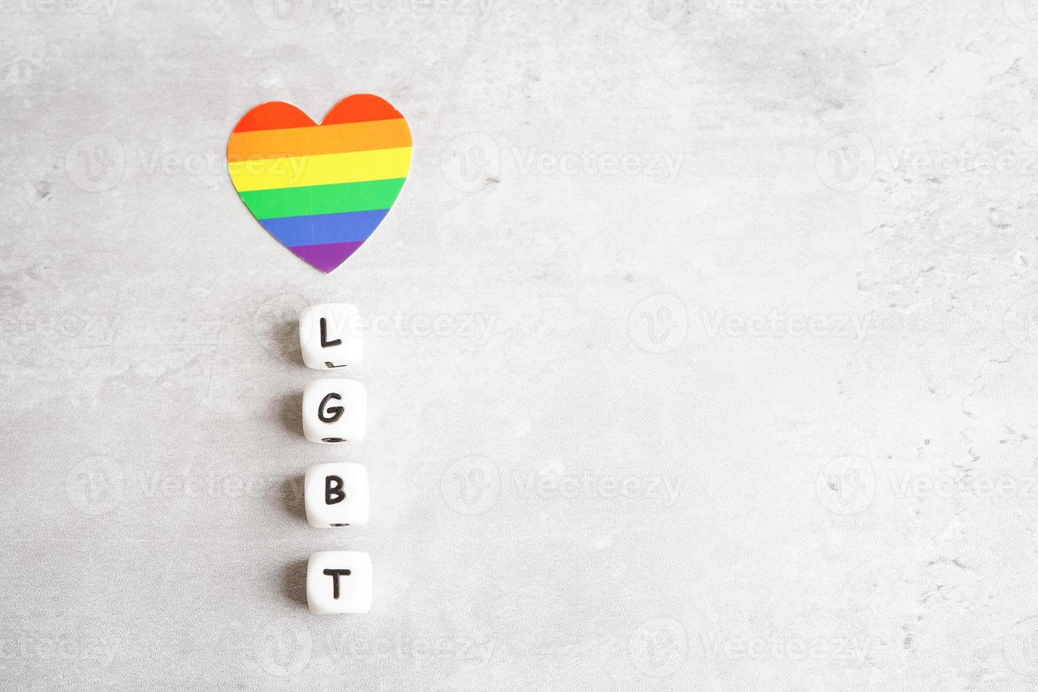 HBTQ text karaktär med regnbåge flagga hjärta för symbol av stolthet månad lesbisk, Gay, bisexuell, transpersoner, mänsklig rättigheter, tolerans och fred. foto