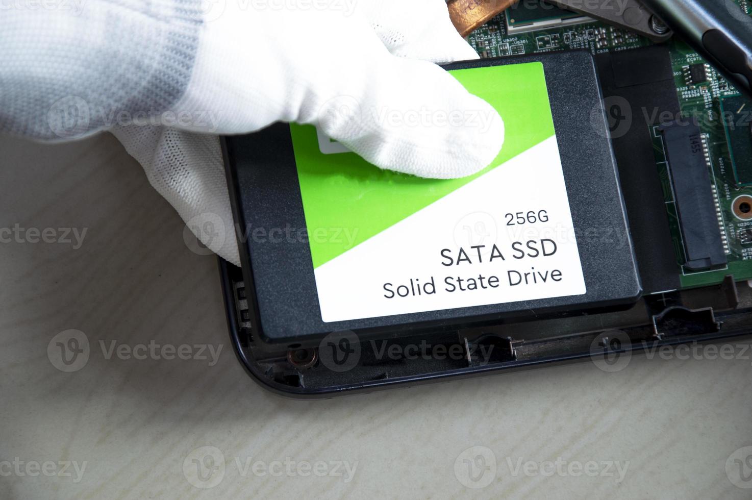 tekniker montera sSD kör i gammal dator, uppgradering dator foto