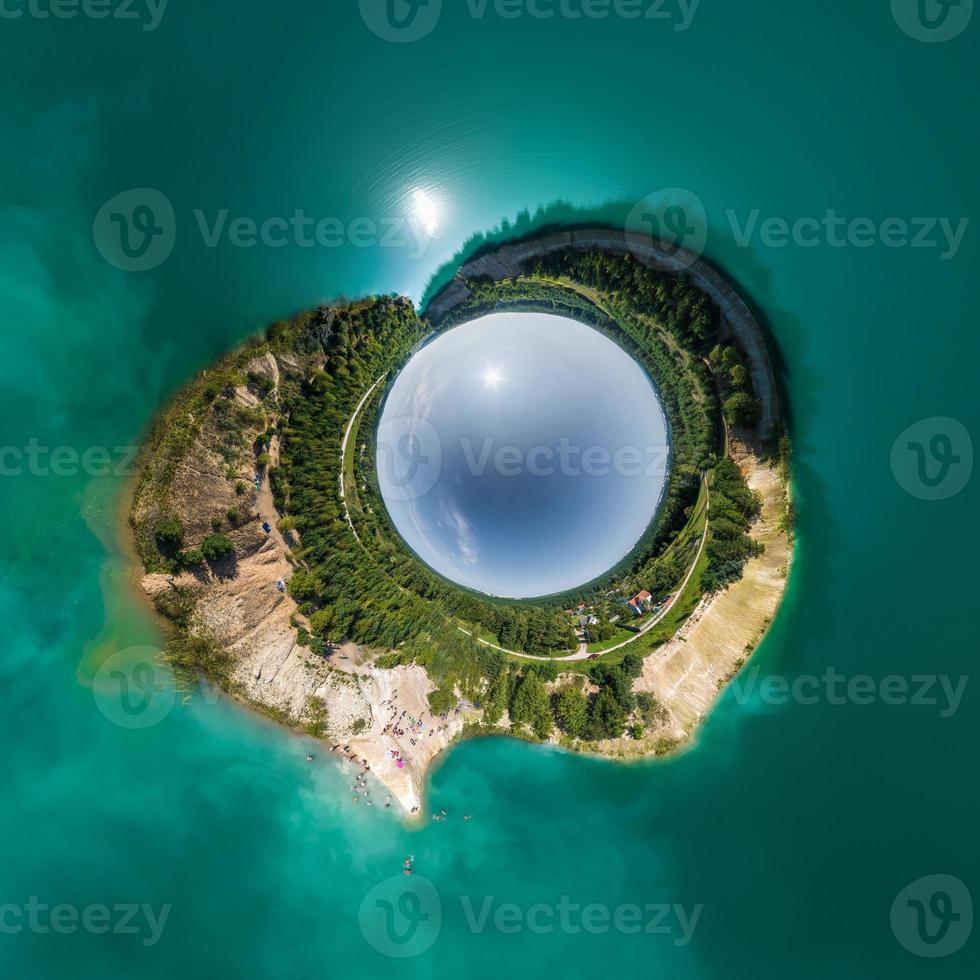blå liten planet. inversion av liten planettransformation av sfäriskt panorama 360 grader. sfärisk abstrakt flygfoto. utrymmets krökning. foto