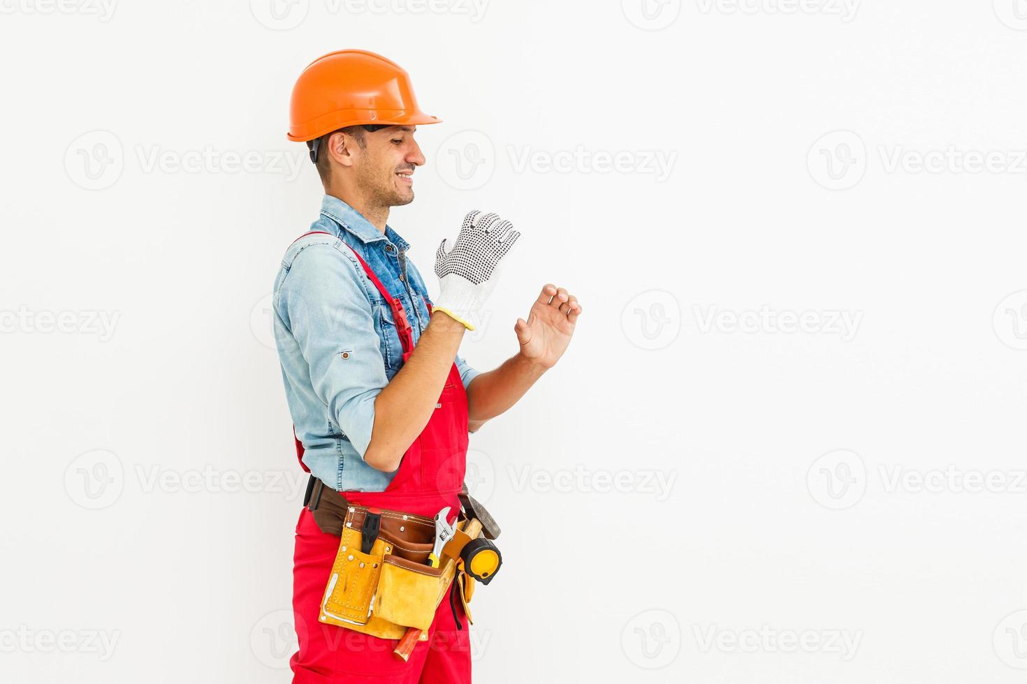 yrke, konstruktion och byggnad - Lycklig leende manlig arbetstagare eller byggare i hjälm över vit bakgrund. foto