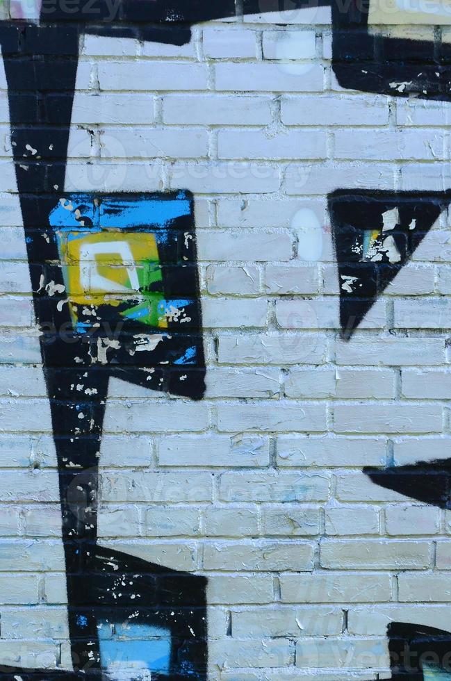 fragment av graffiti ritningar. de gammal vägg dekorerad med måla fläckar i de stil av gata konst kultur. färgad bakgrund textur foto