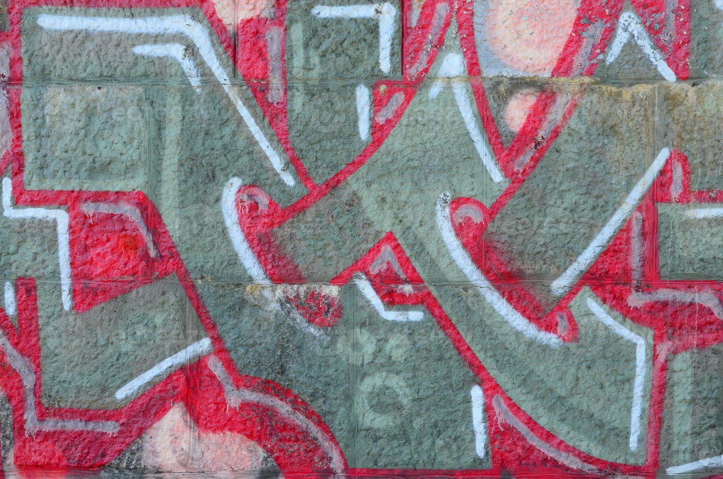 fragment av graffiti ritningar. de gammal vägg dekorerad med måla fläckar i de stil av gata konst kultur. färgad bakgrund textur i värma toner foto