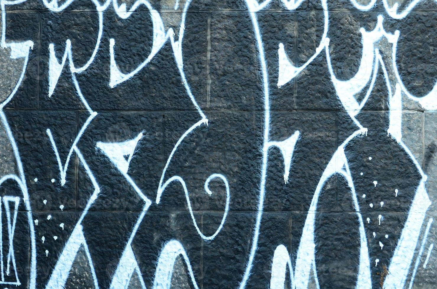 fragment av graffiti ritningar. de gammal vägg dekorerad med måla fläckar i de stil av gata konst kultur. färgad bakgrund textur foto