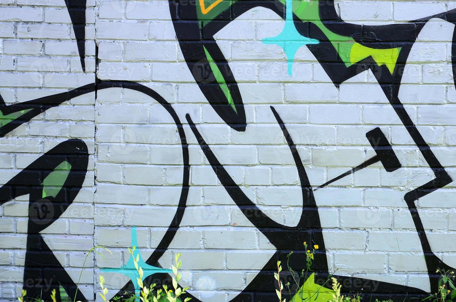 fragment av graffiti ritningar. de gammal vägg dekorerad med måla fläckar i de stil av gata konst kultur. färgad bakgrund textur i grön toner foto