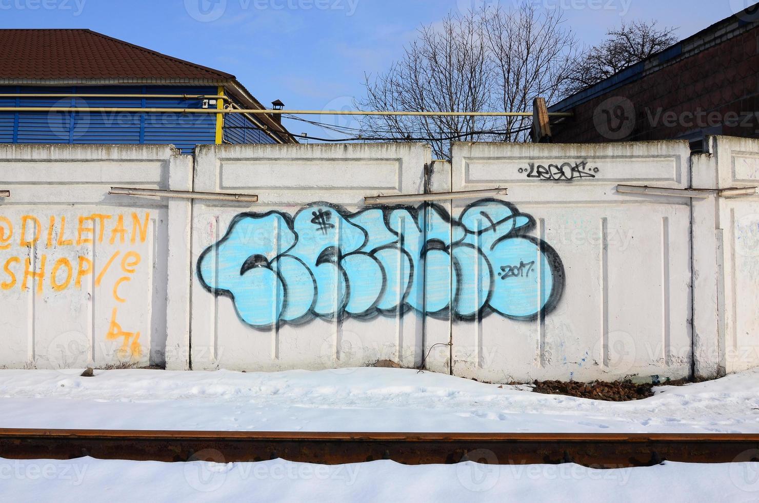 de gammal vägg, målad i Färg graffiti teckning blå aerosol färger. bakgrund bild på de tema av teckning graffiti och gata konst foto