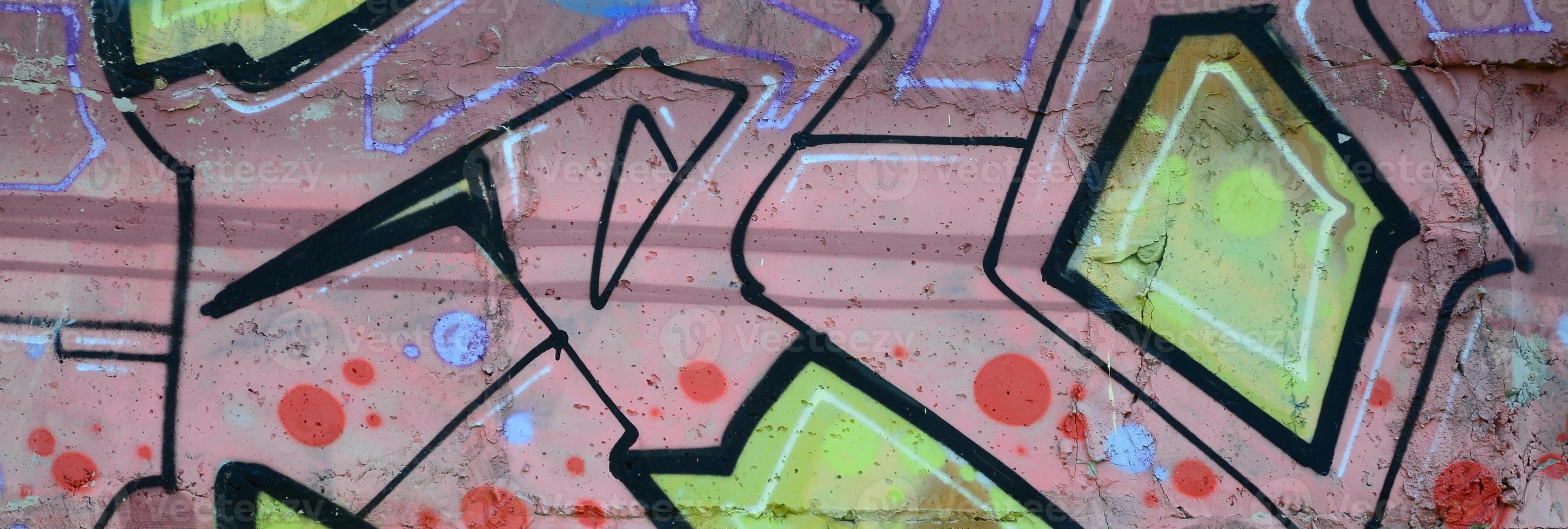 fragment av graffiti ritningar. de gammal vägg dekorerad med måla fläckar i de stil av gata konst kultur. färgad bakgrund textur i värma toner foto