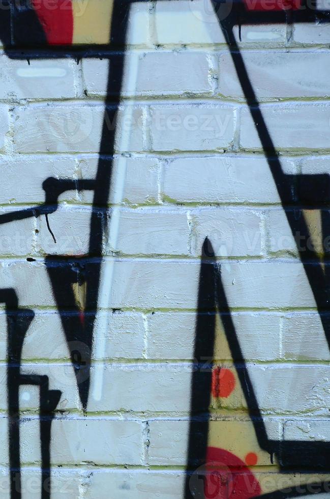 fragment av graffiti ritningar. de gammal vägg dekorerad med måla fläckar i de stil av gata konst kultur. färgad bakgrund textur foto