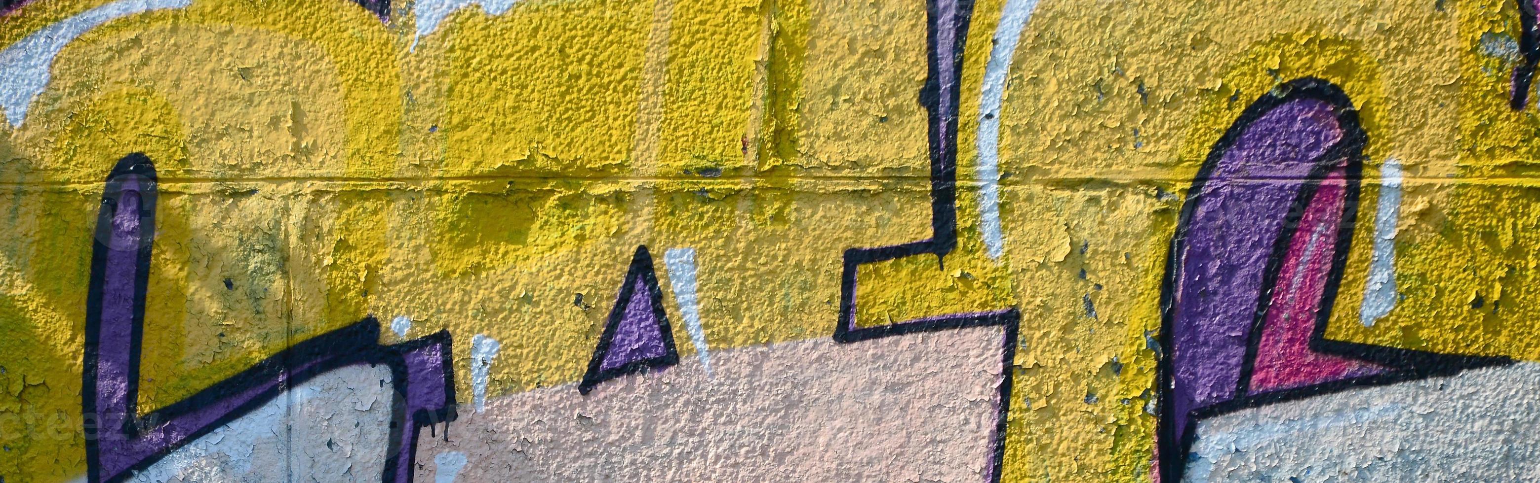 fragment av graffiti ritningar. de gammal vägg dekorerad med måla fläckar i de stil av gata konst kultur. färgad bakgrund textur i värma toner foto