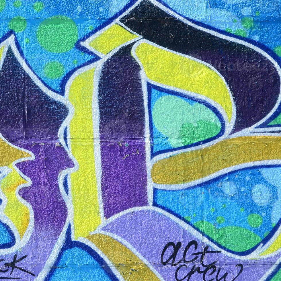 fragment av graffiti ritningar. de gammal vägg dekorerad med måla fläckar i de stil av gata konst kultur. färgad bakgrund textur i kall toner foto