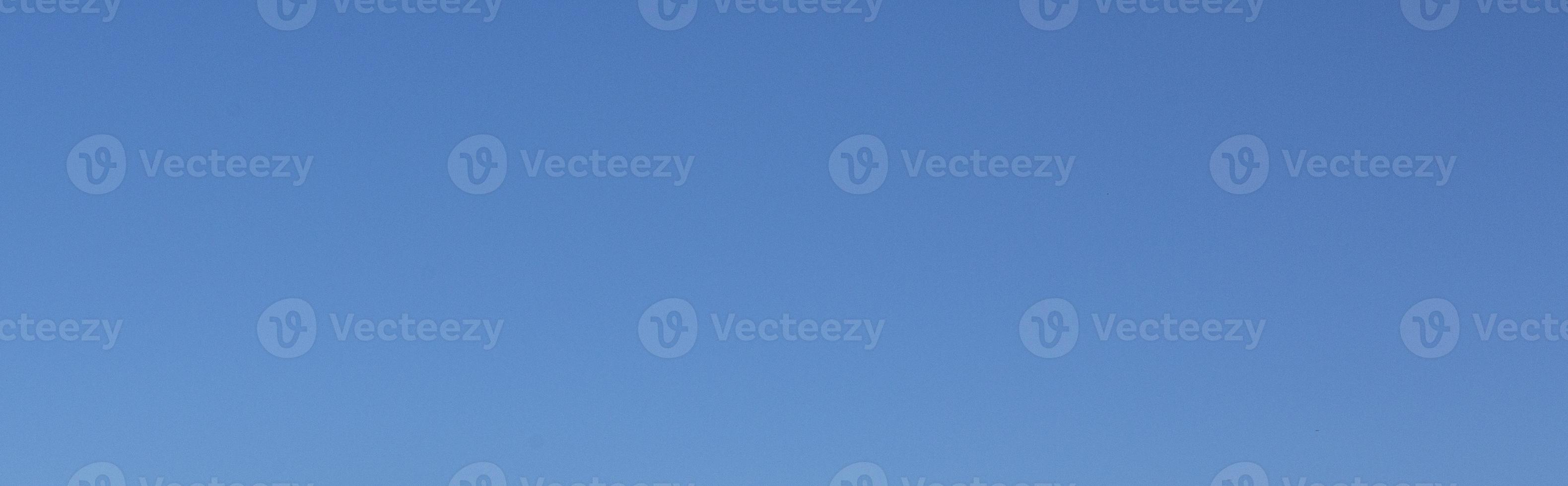 bild av en klar och molnfri himmel kan vara Begagnade som bakgrund foto