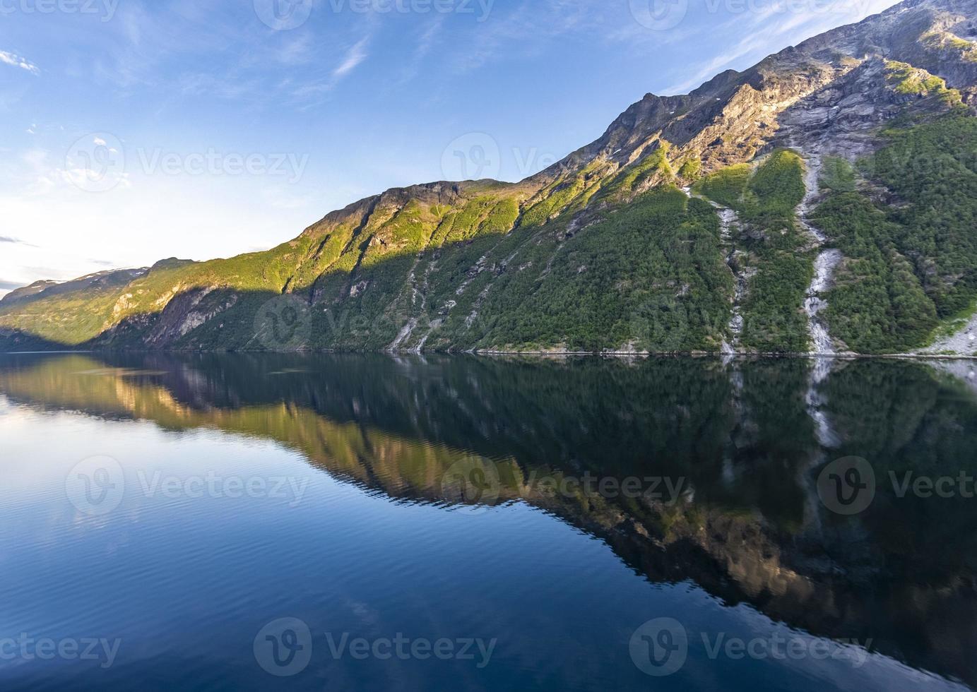 intryck från kryssning fartyg på de sätt genom geiranger fjord i Norge på soluppgång i sommar foto