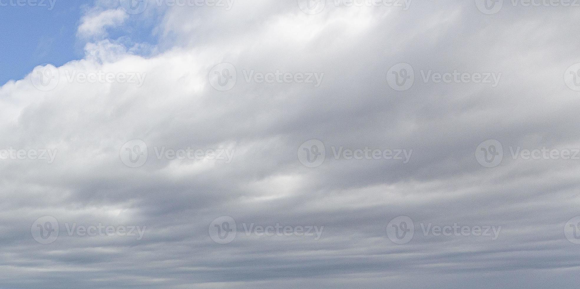 bild av en delvis molnig och delvis klar himmel under de dag foto