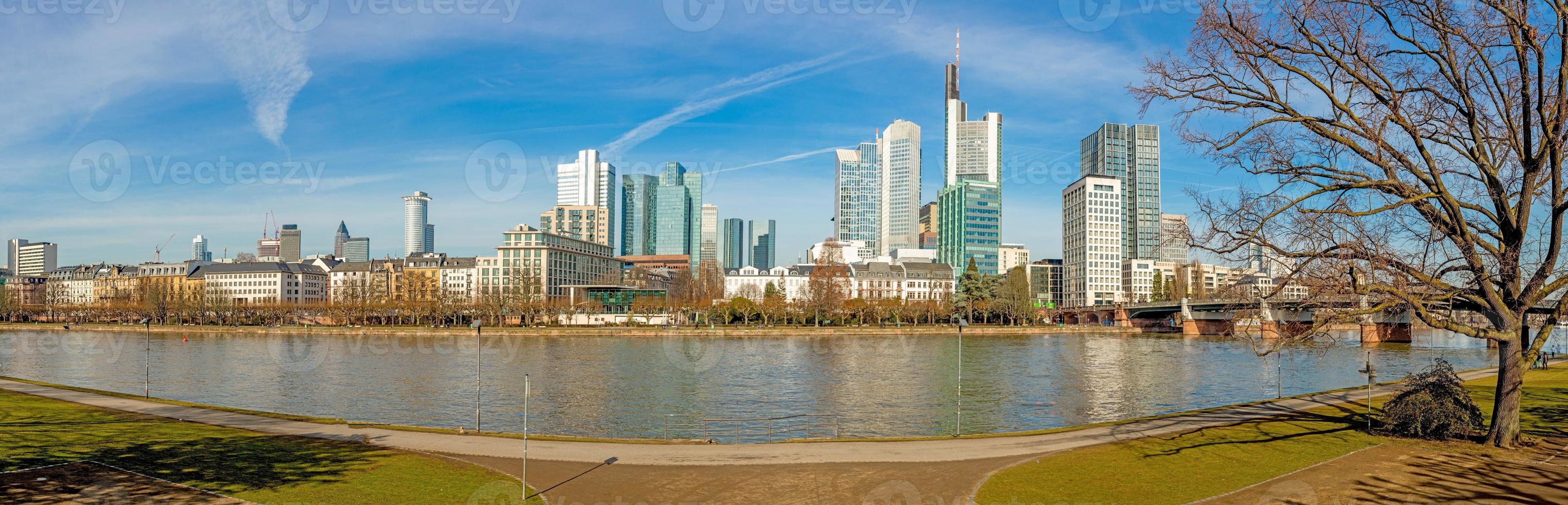 panorama- bild från huvud flod Bank över frankfurt horisont med blå himmel och solsken foto