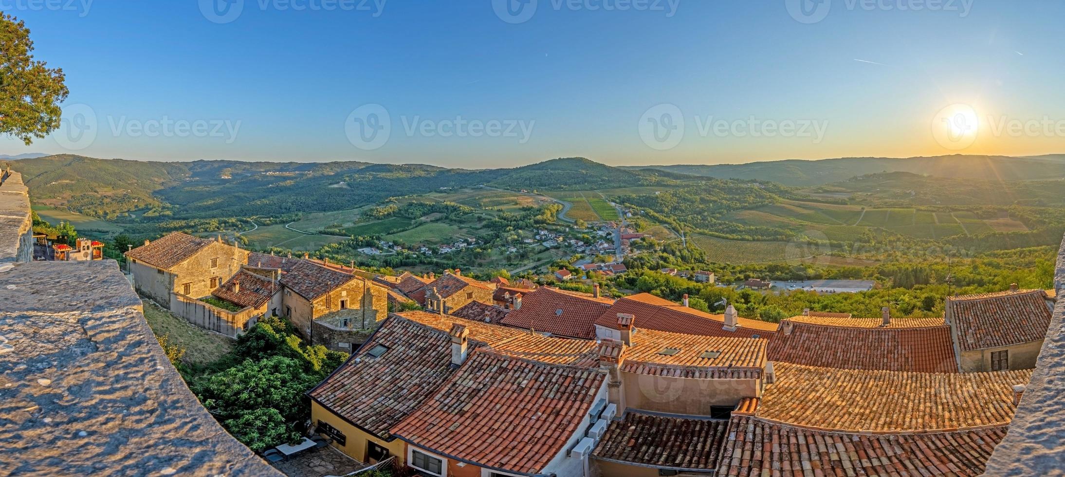 panorama- se från de stad vägg av motovun över de omgivande landsbygden under de dag foto