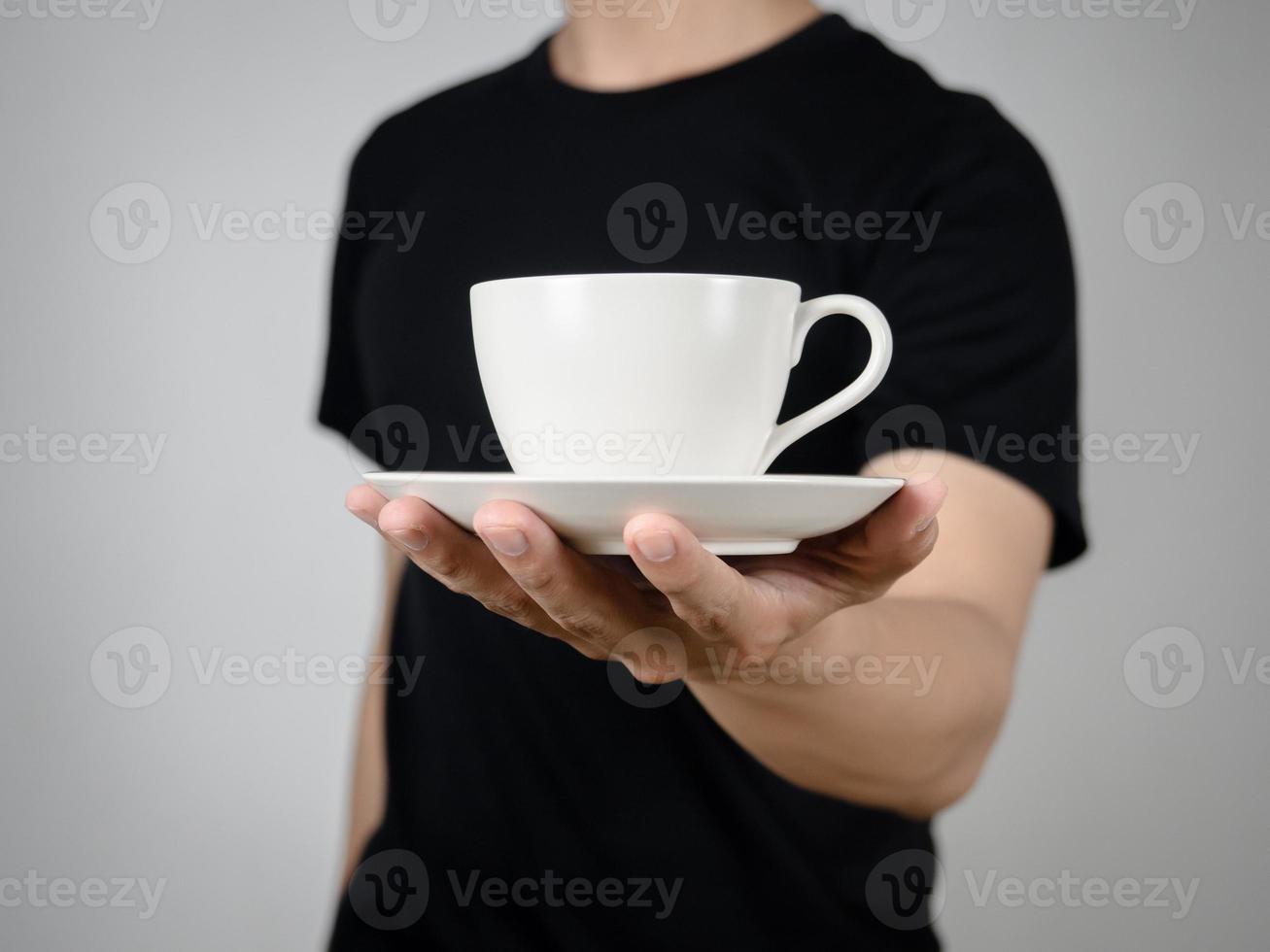 närbild man hand ger kaffe kopp studio skott foto