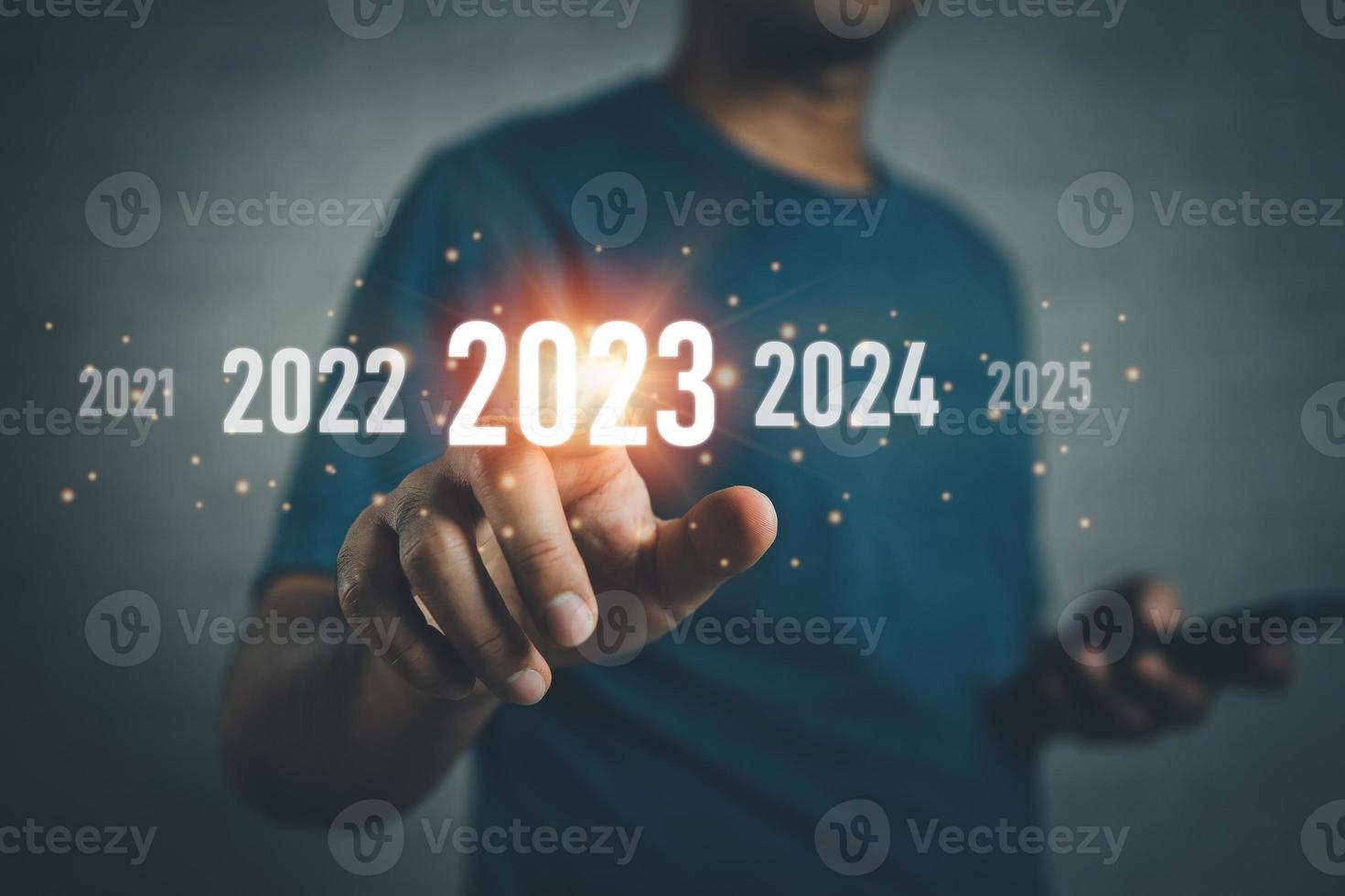 ny år 2023 begrepp. Start Lycklig ny år 2023. affärsman investerare använder sig av och mobil telefon finger Rör skärm virtuell 2023 år diagram, företag planera, strategi, företag trender, investering. foto