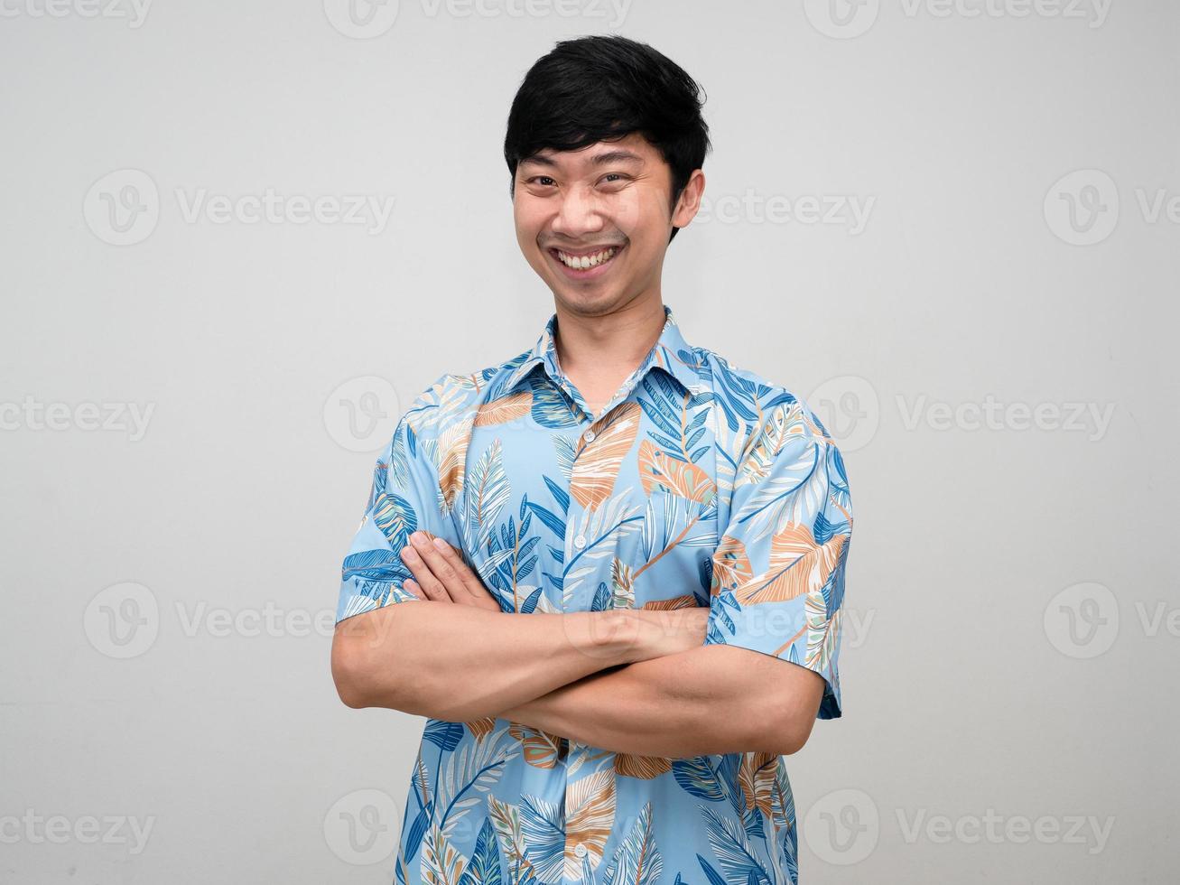 porträtt turism asiatisk man blå skjorta Lycklig leende nad korsade vapen isolerat foto
