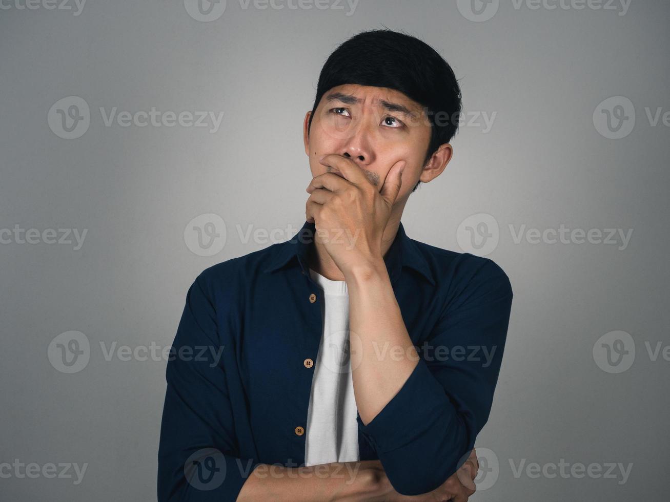 deprimerad asiatisk man huvudvärk och gråt handla om hans liv isolerat foto
