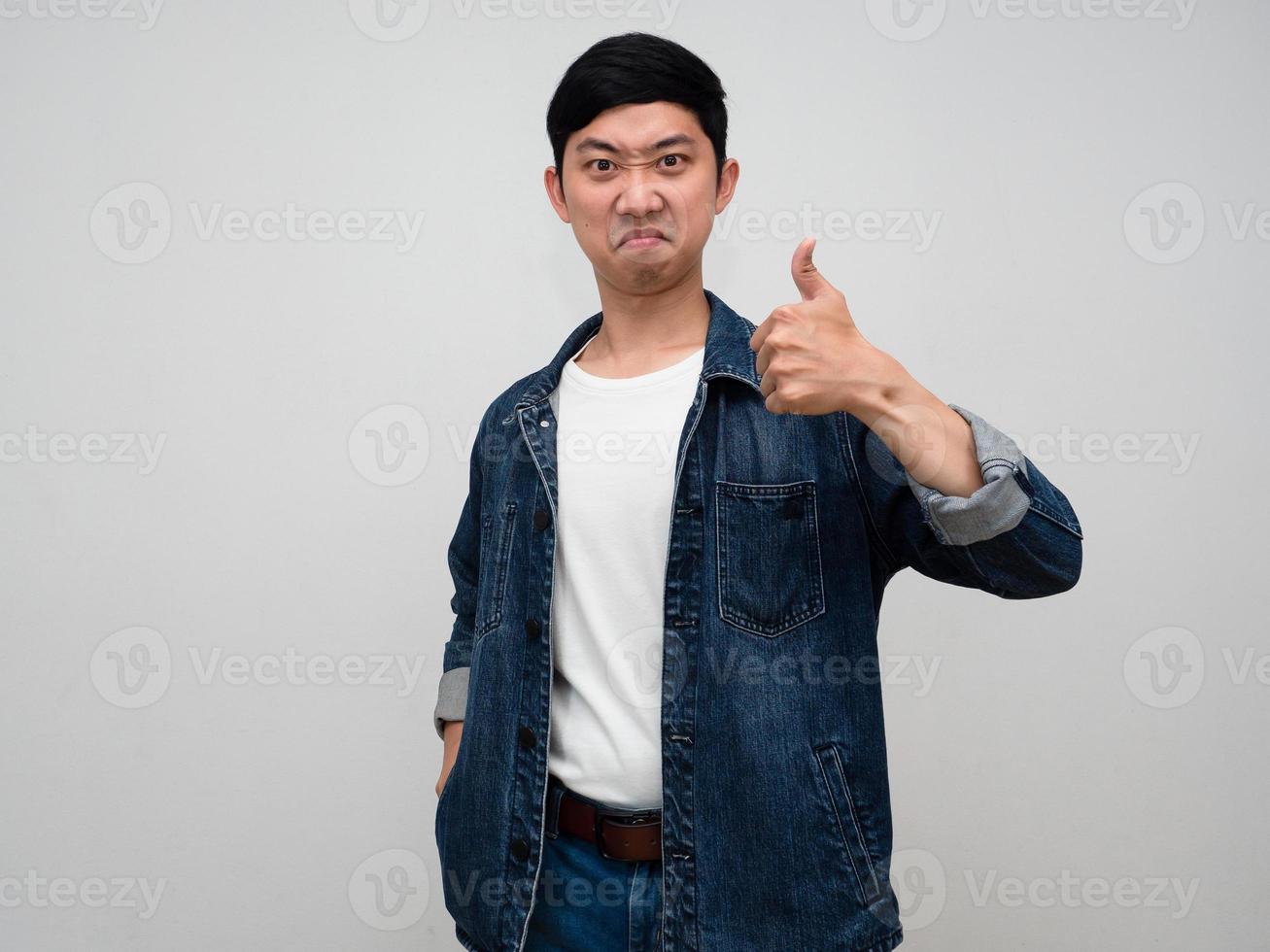 positiv asiatisk man jeans skjorta självsäker visa tumme upp isolerat foto