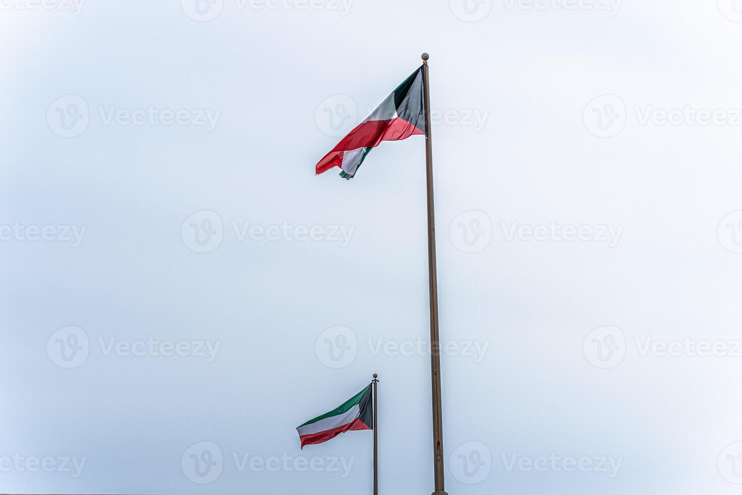 kuwait flagga vinka i de himmel foto