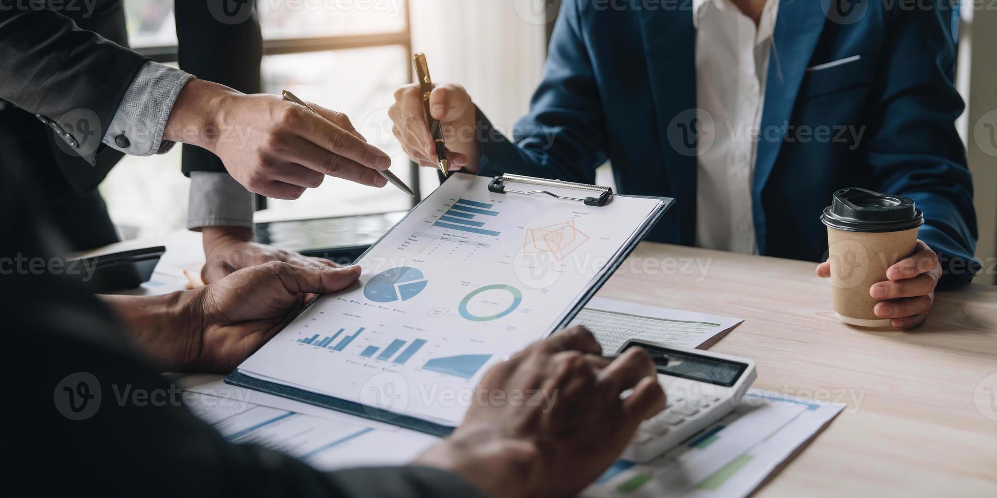 affärsmän möte med bärbar dator, kalkylator, anteckningsbok, aktiemarknadsdiagrampapper för analysplaner för att förbättra kvaliteten nästa månad. konferens diskussion företagskoncept foto