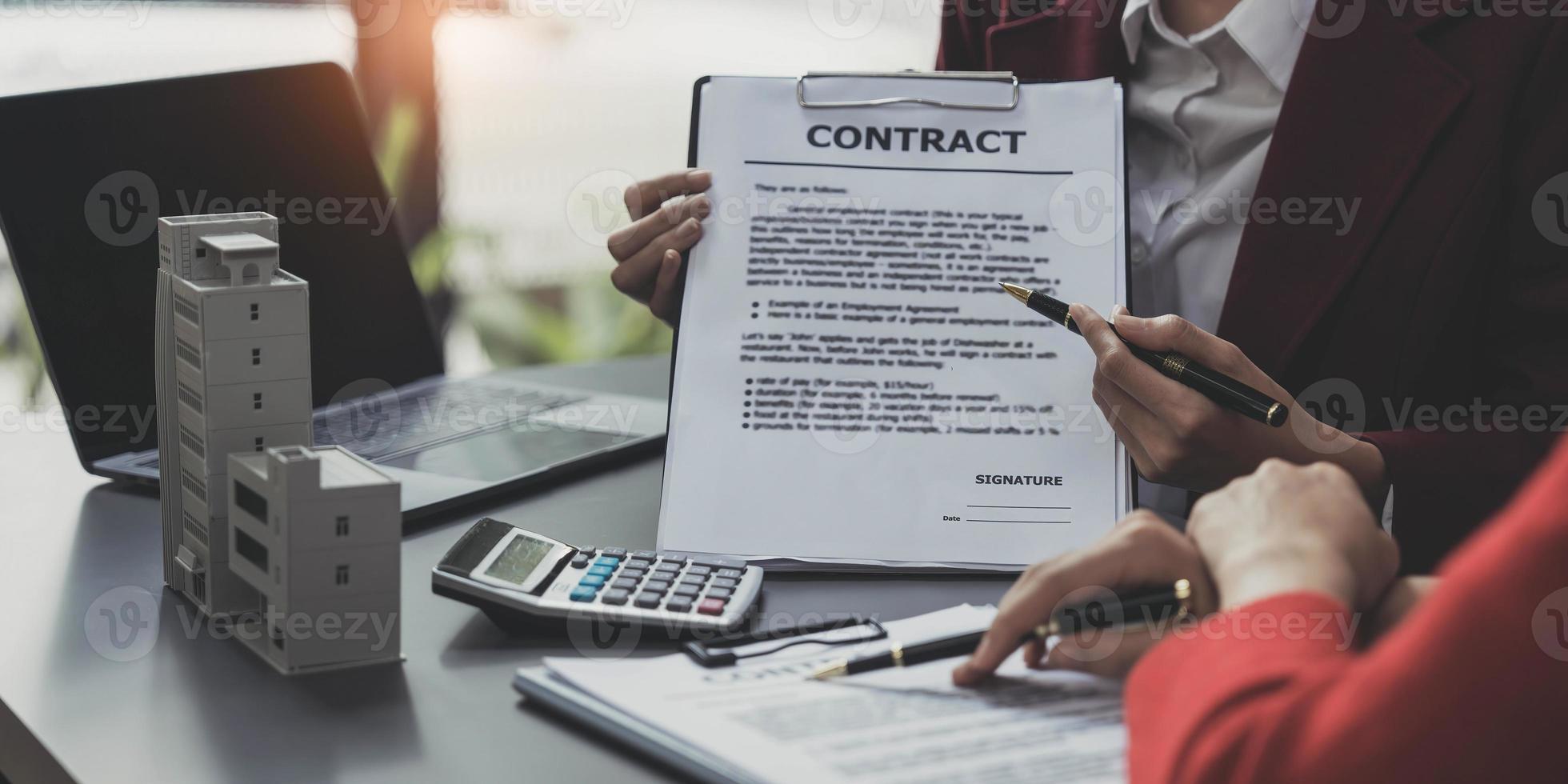 fastighetsmäklare erbjudande hand för kund underteckna avtal kontraktssignatur för köp eller sälj hus. fastighetskoncept kontaktavtalskoncept foto