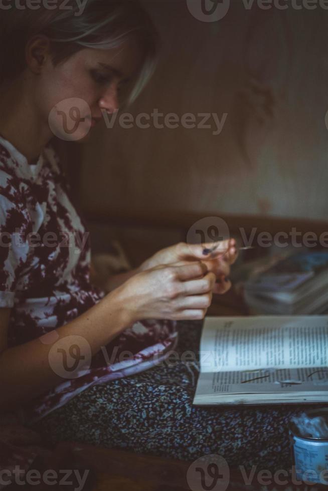 stänga upp ung Sammanträde med bok i rum porträtt bild foto