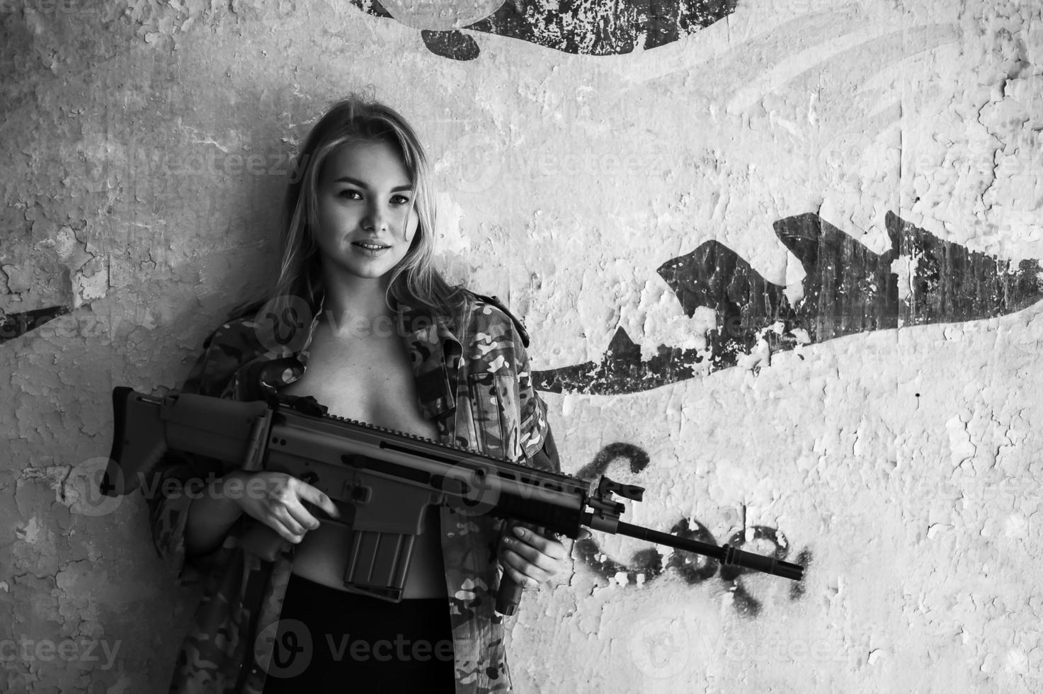 vackert porträtt av en flicka som håller en pistol foto