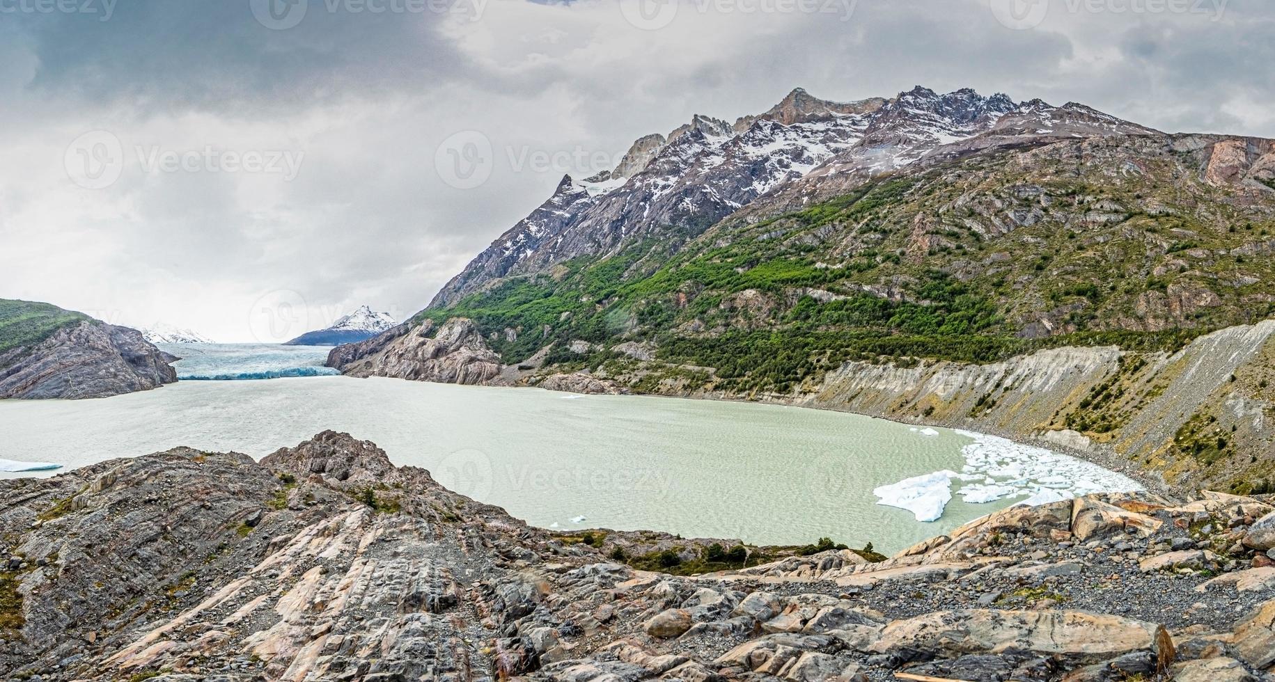 panorama- bild över lago grå med isberg i torres del paine nationell parkera i patagonien i sommar foto