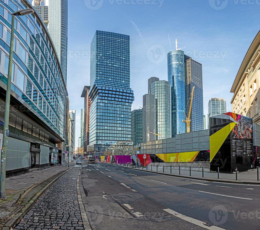 skott från de höjder av frankfurts bank distrikt med de glas täckt skyskrapor i morgon- ljus foto